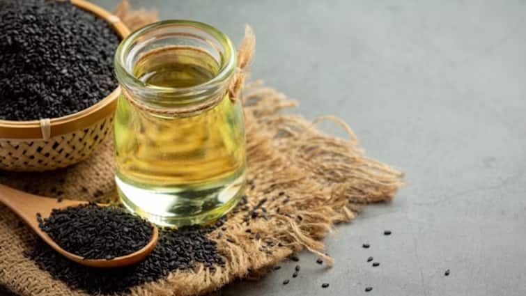 Use and benefits of black seed oil काले बीज के तेल की कुछ बूंदे बदल देंगी त्वचा और बालों की रंगत, जानें इसके ढेरों फायदे