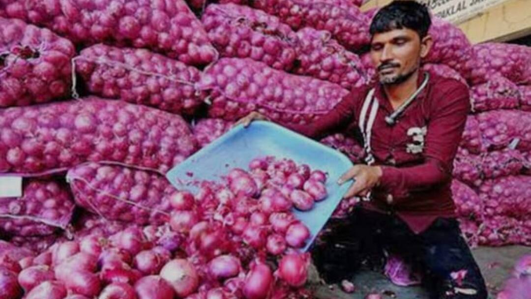 Central Govt has made it clear that the ban on onion exports continues in the country Ban On Onion Exports : దేశంలో ఉల్లి ఎగుమతులపై కొనసాగుతున్న నిషేధం- వదంతులపై స్పందించిన కేంద్రం