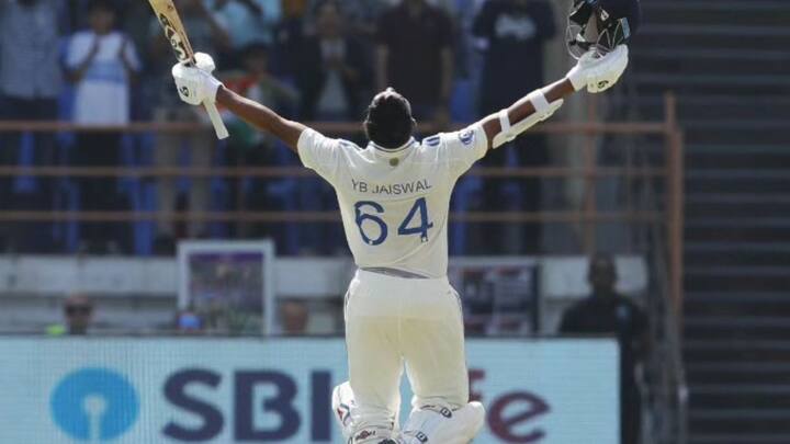 এই মূহূর্তে ভারতীয় ক্রিকেটে সবচেয়ে আলোচিত নাম যশস্বী জয়সওয়াল। ইংল্যান্ডের বিরুদ্ধে টেস্ট সিরিজে দুটো দ্বিশতরান হাঁকিয়ে সবাইকে চমক দিয়ে দিয়েছেন এই বাঁহাতি ওপেনার।
