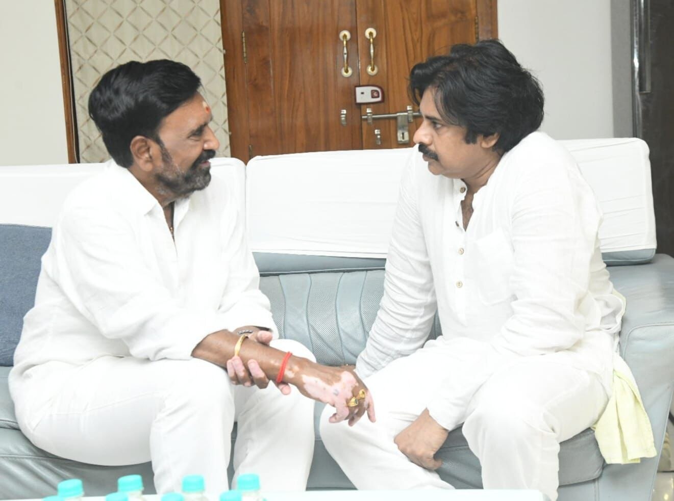 Pawan Kalyan: భీమవరంలో పవన్ కల్యాణ్ పర్యటన - టీడీపీ ముఖ్య నేతలతో సమావేశం, పోటీపై క్లారిటీ!