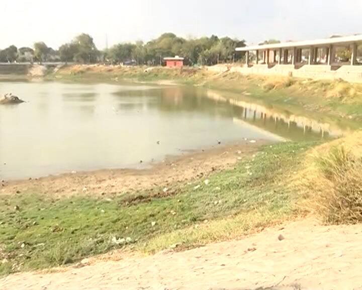 Ahmedabad Gota Chharodi Talav News: Chharodi Lake has been empty after Beautification projects and Lokarpan, Local News Chharodi Talav: પાંચ કરોડના ખર્ચે બ્યૂટીફિકેશન થયેલા અમદાવાદના છારોડી તળાવની હાલત ખસ્તા, બન્યુ સુકુ ભઠ્ઠ