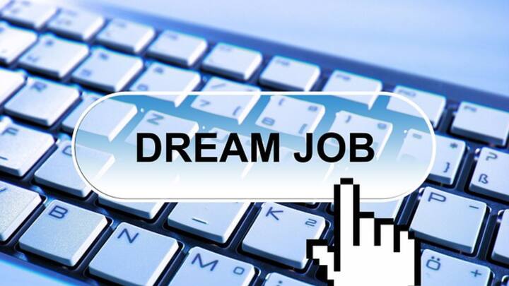 UPSSSC Jobs 2024: यूपी में हजारों पद पर भर्ती निकली है. जिसके लिए आवेदन प्रोसेस चल रही है. इच्छुक और पात्र उम्मीदवार आधिकारिक वेबसाइट पर जाकर अप्लाई कर सकते हैं.