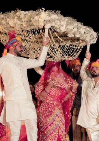 ਤੁਹਾਨੂੰ ਦੱਸ ਦੇਈਏ ਕਿ ਬੀਤੇ ਦਿਨੀਂ ਸੋਨਾਰਿਕਾ ਦੀ ਹਲਦੀ ਦੀ ਰਸਮ ਹੋਈ ਸੀ, ਜਿਸ ਦੀਆਂ ਤਸਵੀਰਾਂ ਵੀ ਅਦਾਕਾਰਾ ਨੇ ਆਪਣੇ ਪ੍ਰਸ਼ੰਸਕਾਂ ਨਾਲ ਸ਼ੇਅਰ ਕੀਤੀਆਂ ਸਨ।