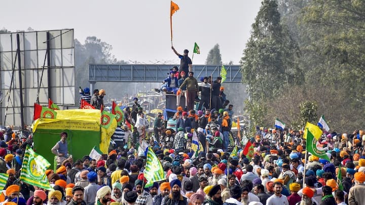 Farmers Protest : शंभू सीमेवर हजारो शेतकरी ट्रॅक्टर-ट्रॉलीसह दिल्लीच्या सीमेवर ठाण मांडून, पाहा फोटो...