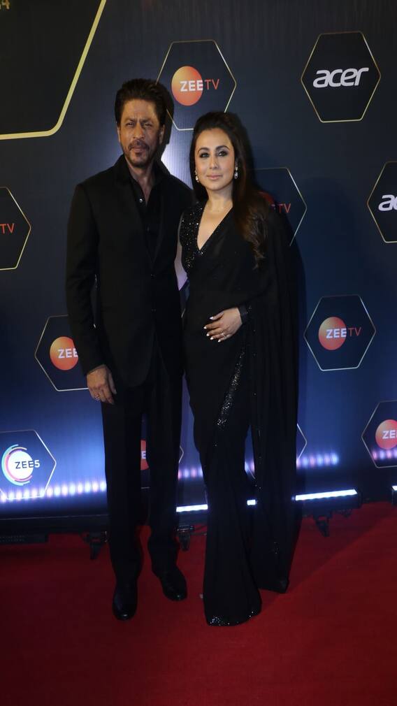 SRK-Rani Pose Together At Award Show, Fans Relive Rahul-Tina Moment