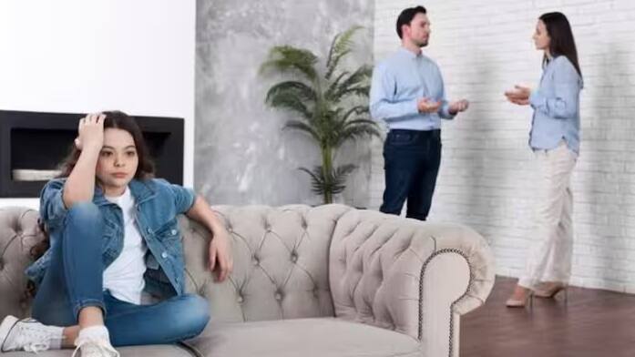 શંકા કરવી ખોટું છે. તમારી ગર્લફ્રેન્ડ સાથે વાત કરતા લોકો અને તેનો ફોન ચેક કરવો જેવું નકારાત્મક વર્તન  સંબંધો તોડી શકે છે.