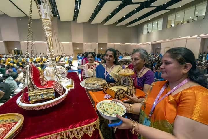 રામાયણ અને મહાભારત સહિત ભારતની 15 વાર્તાઓ ઉપરાંત, માયા, એઝટેક, ઇજિપ્તીયન, અરબી, યુરોપિયન, ચીની અને આફ્રિકન સંસ્કૃતિની વાર્તાઓ પણ મંદિરમાં દર્શાવવામાં આવી છે. આ ઉપરાંત BAPS મંદિરમાં 'ડોમ ઓફ પીસ' અને 'ડોમ ઓફ હાર્મની' પણ બનાવવામાં આવ્યા છે.