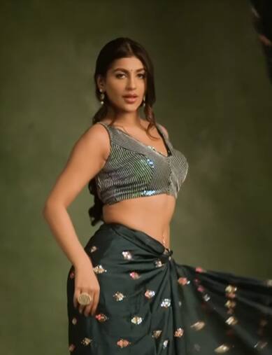 தற்போது பச்சை நிறப் புடவையில் சில அசத்தல் புகைப்படங்களை பதிவிட்டுள்ளார் யாஷிகா..