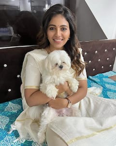 Anjali Photos :  தனது செல்லப்பிராணியுடன் க்யூட்டாக போஸ் கொடுக்கும் நடிகை அஞ்சலி!