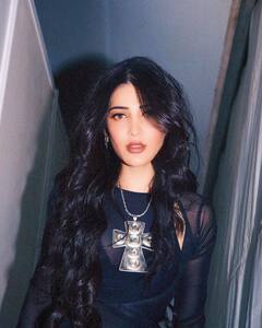 Shruti Haasan Photos : கருப்பு நிற உடையில் கலக்கும் நடிகை ஸ்ருதி ஹாசன்!