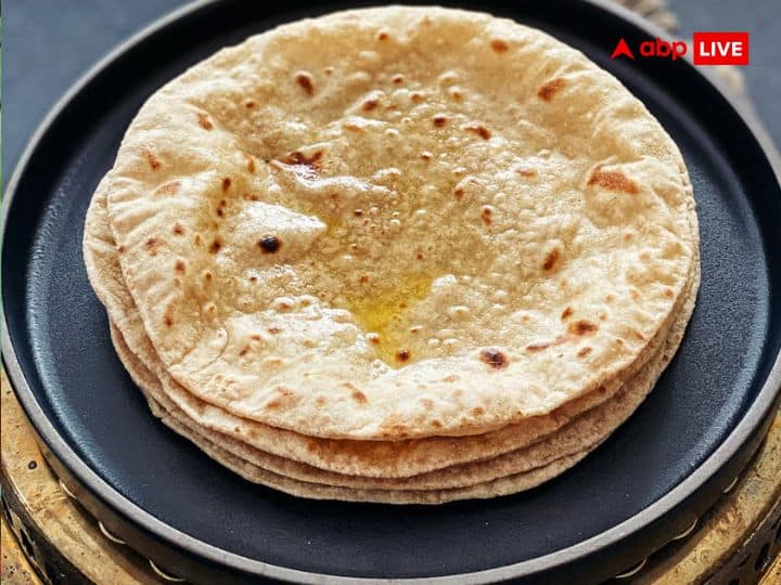 रोटी: जब भी आप किसी को रोटी परोसें या रोटी दें तो किसी बर्तन या थाली का इस्तेमाल करें. हाथ में रोटी देना अशुभ माना जाता है और इससे आपको धन हानि का सामना करना पड़ सकता है.