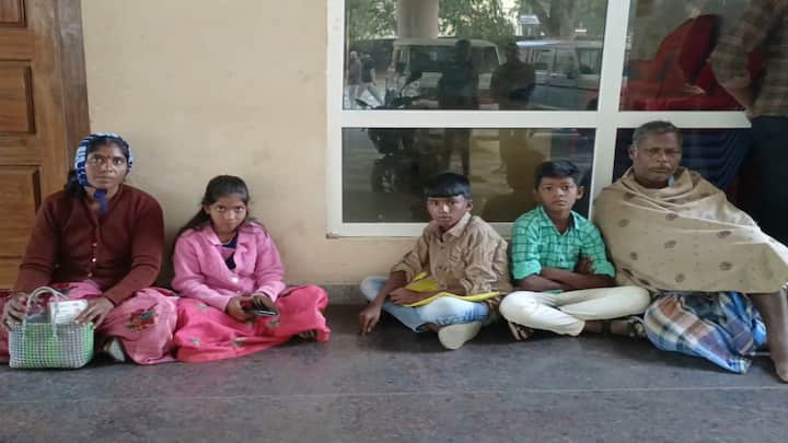 Tirupathur news Parents queuing up with school children since dawn to get Aadhaar card - TNN திருப்பத்தூரில் ஆதார் கார்டு பிடிக்க விடியற்காலையில் இருந்து குழந்தைகளுடன்  காத்திருக்கும் பெற்றோர்கள்