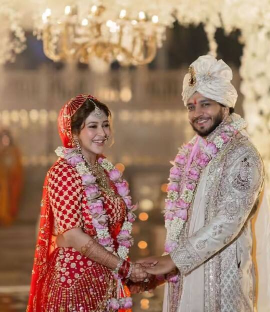 ਅਦਾਕਾਰਾ ਨੇ ਆਪਣੇ ਇੰਸਟਾਗ੍ਰਾਮ 'ਤੇ ਇਨ੍ਹਾਂ ਖੂਬਸੂਰਤ ਪਲਾਂ ਦੀਆਂ ਤਸਵੀਰਾਂ ਪੋਸਟ ਕੀਤੀਆਂ ਹਨ। ਇਸ ਦੇ ਨਾਲ ਹੀ ਸੋਨਾਰਿਕਾ ਨੇ ਕੈਪਸ਼ਨ 'ਚ ਲਿਖਿਆ ਹੈ- 'ਪਤੀ-ਪਤਨੀ'।