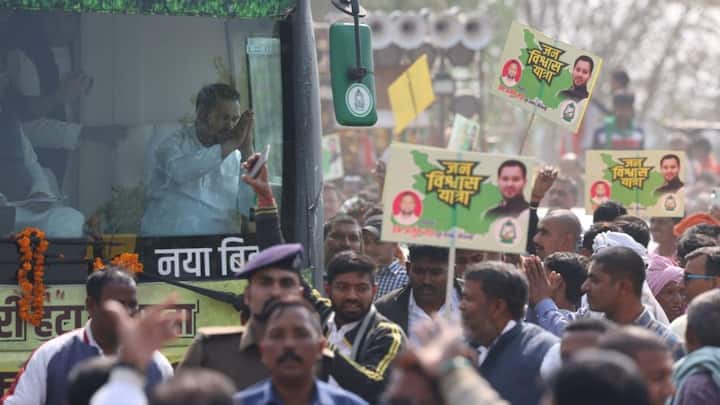 Jan Vishwas Yatra Crowd gathered in Tejashwi Yadav Jan Vishwas Yatra huge  enthusiasm among workers see pictures | तेजस्वी यादव की जन विश्वास यात्रा  में उमड़ा जनसैलाब, कार्यकर्ताओं में भारी ...