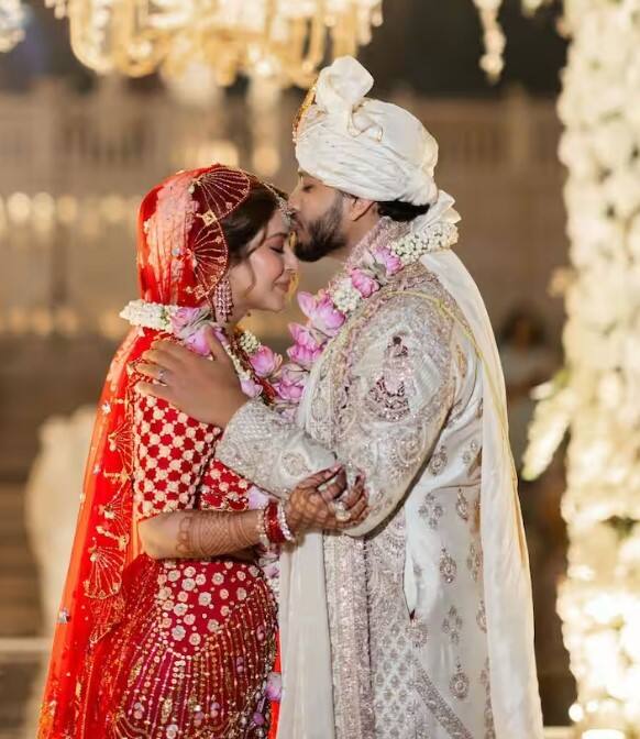 ਸੋਨਾਰਿਕਾ ਨੇ ਆਪਣੇ ਵਿਆਹ ਲਈ ਲਾਲ ਰੰਗ ਦੀ ਡਰੈੱਸ ਚੁਣੀ। ਇਸ ਜੋੜੀ 'ਚ ਅਭਿਨੇਤਰੀ ਇੱਕ ਅਪਸਰਾ ਵਾਂਗ ਖੂਬਸੂਰਤ ਲੱਗ ਰਹੀ ਹੈ। ਉਹ ਆਪਣੇ ਪਤੀ ਵਿਕਾਸ ਨਾਲ ਹੱਥ ਫੜੀ ਨਜ਼ਰ ਆ ਰਹੀ ਹੈ।
