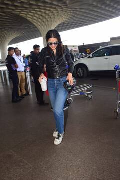 Sara Ali Khan Airport Pics: लेदर जैकेट...आंखों पर काला चश्मा, एयरपोर्ट पर किलर लुक में स्पॉट हुईं सारा अली खान, तस्वीरें वायरल