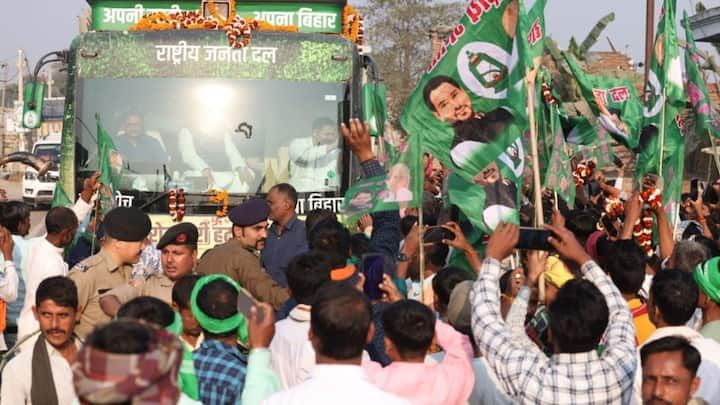 Tejashwi Yadav Jan Vishwas Yatra: तेजस्वी यादव ने मंगलवार को बिहार में जन विश्वास यात्रा शुरू की. मीडिया रिपोर्ट्स के मुताबिक तेजस्वी यादव अपनी इस यात्रा के दौरान राज्य के सभी 38 जिलों को कवर करेंगे.