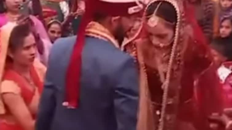 Unhappy with the marriage the bride pulled the groom down from the stage see viral video here trending Viral Video: दूल्हा-दुल्हन की ऐसी लड़ाई कभी नहीं देखी होगी, यहां तक पहुंच गई नौबत