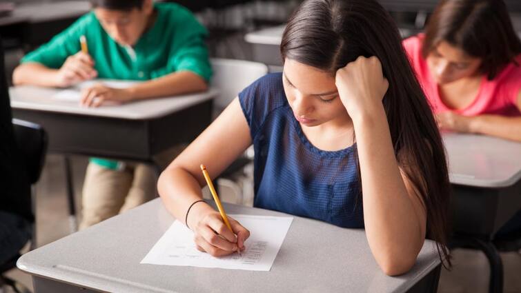UP Board Exams 2024: यूपी में 22 फरवरी से शुरु हो रही बोर्ड परीक्षाएं, क्यूआर कोड से लैस होगीं उत्तर पुस्तिका UP Board exams starting 22 February answer sheets equipped QR code UP Board Exams 2024: यूपी में 22 फरवरी से शुरु हो रही बोर्ड परीक्षाएं, क्यूआर कोड से लैस होगीं उत्तर पुस्तिका