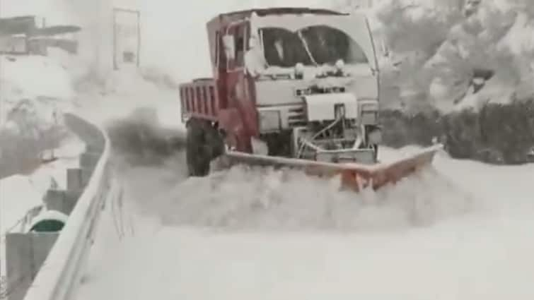 Jammu Kashmir Snowfall Roads turned white snow removal work continues from Poonch and Sonamarg areas Jammu-Kashmir Snowfall: कश्मीर में बर्फबारी के चलते सड़कें हुईं सफेद, पुंछ-सोनमर्ग में बर्फ हटाने का काम जारी