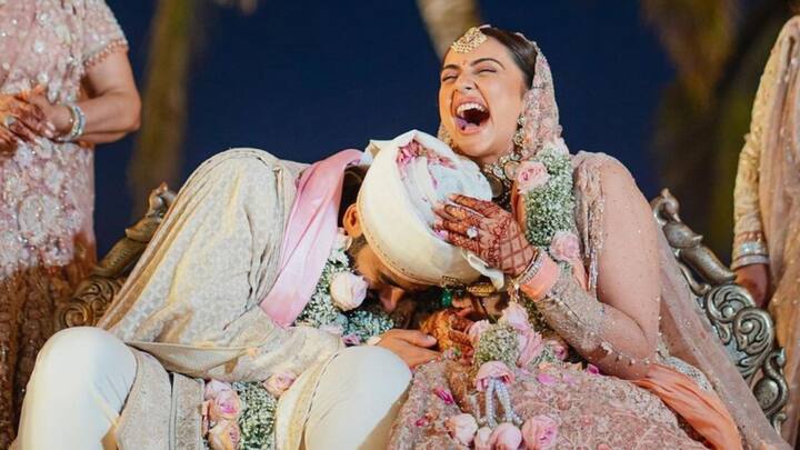 সোশ্যাল মিডিয়ায় সেই ছবি শেয়ার করে নিয়েছেন বলি-অভিনেত্রী নিজেই। সেইসঙ্গে লিখেছেন ভালবাসার বার্তাও।