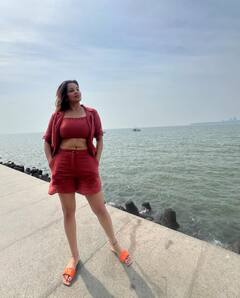 Monalisa Photo: દરિયા કિનારે કુલ અંદાજમાં એન્જોય કરતી જોવા મળી મોનાલિસા