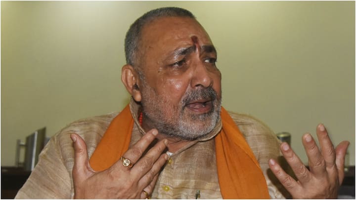 गिरिराज सिंह ने मीट के दुकानदार के प्रति आभार जताते हुए कहा कि हमारे यहां झटका मीट की उपलब्धता कम है. अमर जी ने जो दुकान खोला है उसके लिए उनका आभार जताते हैं. (फाइल फोटो)