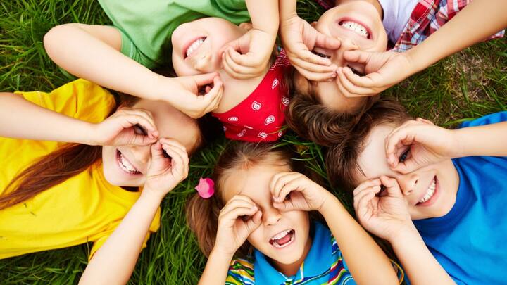 अच्छी डाइट - बच्चों के संपूर्ण विकास के लिए जरूरी है कि उनका खान-पान संतुलित और पौष्टिक हो. उन्हें अलग-अलग तरह के हरे फल, सब्जियां, बीज व अनाज जैसे - दालें, चावल आदि देना चाहिए.ये सभी पौष्टिक चीजें बच्चों के शरीर और दिमाग को मजबूत बनाती हैं.