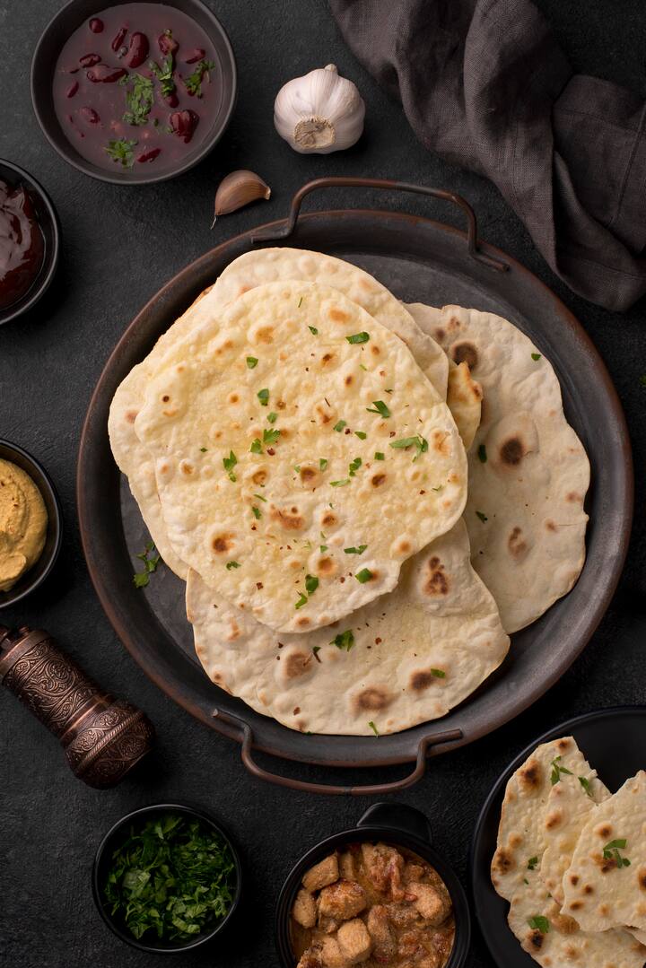 कहा जाता है सबसे पहले रोटी बनाने की कला पर्सिया से आई थी. जहां थोड़ी मोटी और मैदे की रोटी बनाई जाती थी. हालांकि आटे की रोटी का जन्म सबसे पहले अवध में माना जाता है.