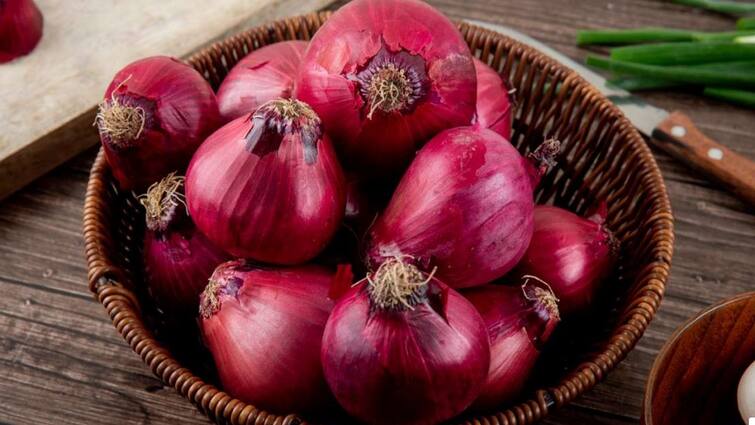Onion price falls by Rs 150 Farmers hit agriculture news nashik maharashtra कांद्याच्या दरात घसरण, बळीराजाला फटका; तर लसणाचा ठसका वाढला