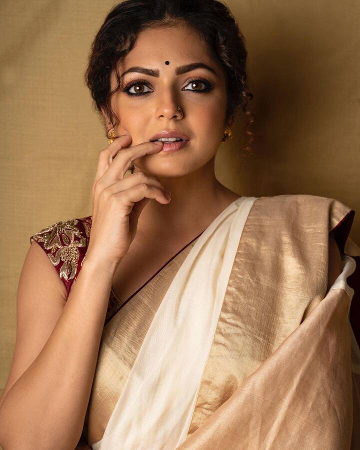 दृष्टि धामी की फोटो में वो ब्लैक ड्रेस में नजर आ रही हैं. फोटो में कपल रोमांटिक पोज देता नजर आ रहा है. इस फोटो के साथ एक्ट्रेस ने कैप्शन में लिखा है- सॉरी, 'नो रिटर्न और नो रिफर्न्ड हैप्पी एनिवर्सरी बेबी'