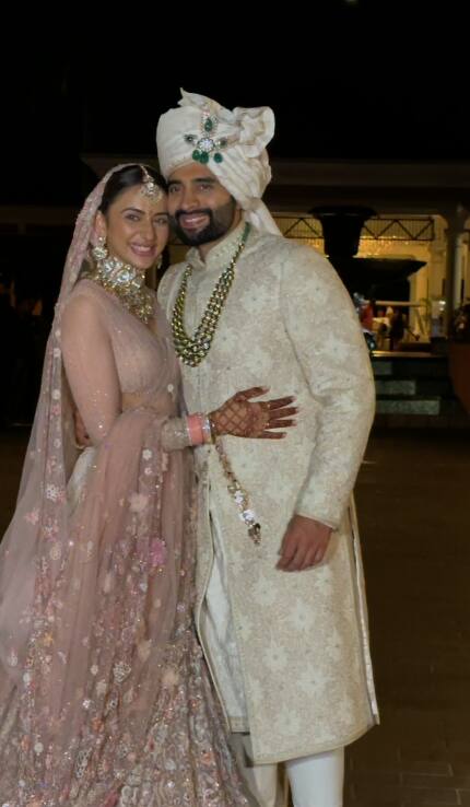 वहीं शादी के बाद ये कपल वेडिंग वेन्यू पर मौजूद मीडिया से मिलने के लिए भी पहुंचा.