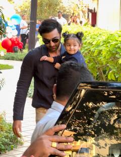 Jeh Ali Khan Birthday Bash: ब्लू फ्रॉक-दो चोटियां, बड़े भाई जेह की बर्थडे पार्टी में पहुंचीं रणबीर कपूर की प्रिंसेस राहा, क्यूटनेस पर फिदा हुए फैंस