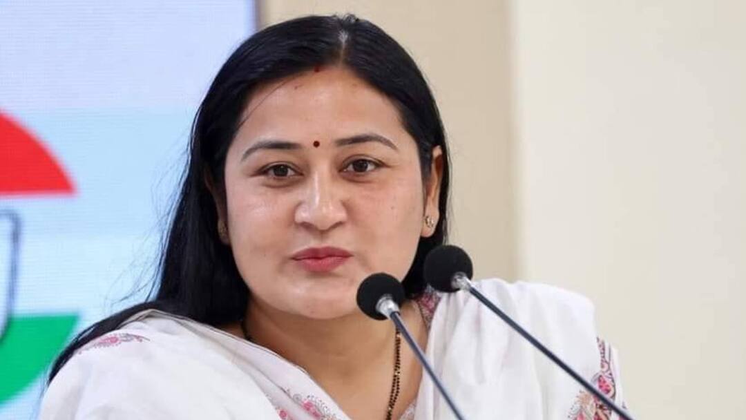 Ghaziabad Case registered against Congress spokesperson Dolly Sharma UP में कांग्रेस प्रवक्ता के खिलाफ मुकदमा दर्ज, सास ने लगाया जबरन घर कब्जाने का आरोप