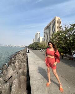 Monalisa Photo: દરિયા કિનારે કુલ અંદાજમાં એન્જોય કરતી જોવા મળી મોનાલિસા