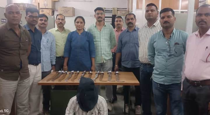 Gondia Crime News 11 swords were seized by Gondia crime branch A case has been registered against the accused maharashtra marathi news Gondia Crime News : घातक शस्त्रे बाळगल्याप्रकरणी स्थानिक गुन्हे शाखेची मोठी कारवाई;  11 तलवारीसह एक जण जेरबंद