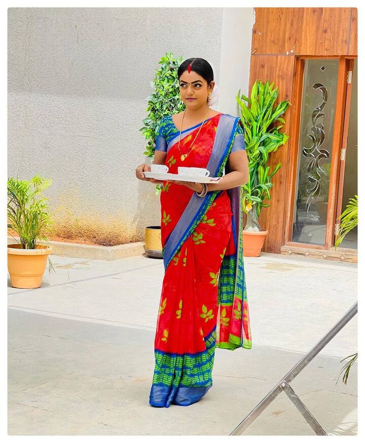 ‘కార్తీకదీపం’ సీక్వెల్ కథకి సంబంధించిన ప్రోమోలో.. డాక్టర్ బాబు, వంటలక్కల కూతురు శౌర్యతో కథ మొదలుపెట్టించబోతున్నారు. పైగా నాకు అమ్మైనా నాన్నైనా మా అమ్మే అంటోంది శౌర్య. దీన్ని బట్టి చూస్తే డాక్టర్ బాబు.. వంటలక్క, శౌర్యలకు దూరమైనట్టు చెప్పకనే చెప్పారు.