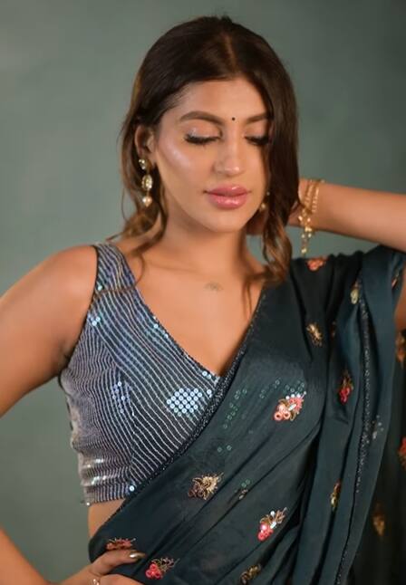 யாஷிகா இன்ஸ்டாவிலும் செம ஃபேமஸ். இவர் பதிவிடும் புகைப்படங்களுக்கென தனி ரசிகர் பட்டாளமே உள்ளது.