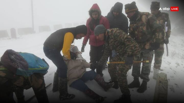 Sudden Snowfall in Nathu-La East Sikkim 500 stranded Tourists rescued by Indian Army Trishakti Corps Troops    सिक्किम में अचानक बर्फबारी बनी आफत, देवदूत बनकर पहुंची सेना और बचा ली 500 यात्रियों की जान