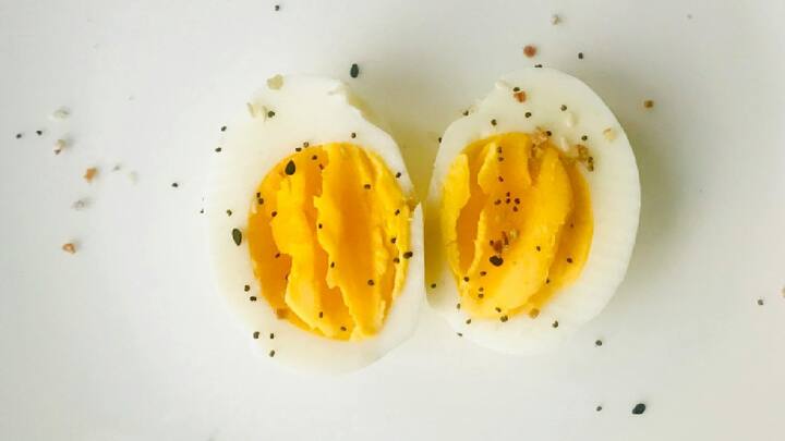 Eggs Help to Loss Weight : वजन कमी करण्यात अंड्याची भूमिका महत्त्वाची असते.यामध्ये प्रथिने मुबलक प्रमाणात आढळतात.आहारतज्ज्ञांच्या मते,अंडी खाल्ल्याने पोट दीर्घकाळ भरलेले राहते आणि लवकर भूक लागत नाही.