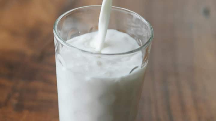 आपल्या सर्वांगीण विकासासाठी पोषक तत्वयुक्त दूध खूप महत्वाचे आहे. म्हणूनच आरोग्य तज्ञ आणि घरातील ज्येष्ठ आपल्याला लहानपणापासून दूध पिण्याचा सल्ला देतात.