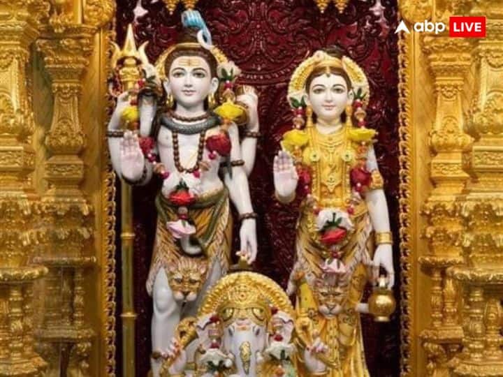 आज का प्रदोष व्रत बुध प्रदोष व्रत है. बुधवार होने की वजह से इस व्रत को बुध प्रदोष व्रत कहा गया. आज के दिन प्रदोष काल के दौरान पूजा का समय है शाम 6.18 मिनट से लेकर रात 8.47 मिनट तक. कुल अवधि 2 घटें 32 मिनट की है.