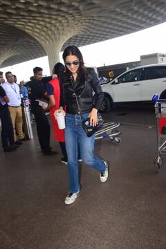 Sara Ali Khan Airport Pics: लेदर जैकेट...आंखों पर काला चश्मा, एयरपोर्ट पर किलर लुक में स्पॉट हुईं सारा अली खान, तस्वीरें वायरल