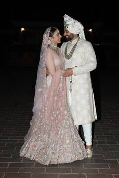 शादी के बाद हाथों में हाथ थामे मीडिया से मिलने पहुंचे जैकी-रकुल, न्यूली मैरिड कपल ने जमकर दिए पोज