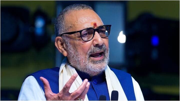 गिरिराज सिंह ने इस दौरान कहा कि हम अपने धर्म में झटका खाएं, जिनको हलाल खाना है वे हलाल खाएं. हम उनको मना नहीं करेंगे. (फाइल फोटो))