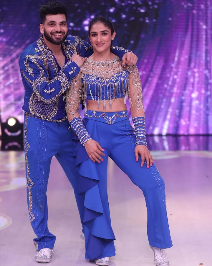 बिग बॉस 16 फेम शिव ठाकरे भी अपने डांस मूव्स से झलक के शो में जलवा बिखेर रहे हैं. शिव ठाकरे की कोरियोग्राफर पार्टनर रोमशा सिंह हैं.