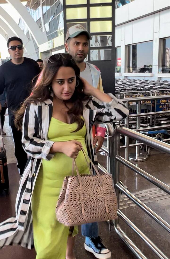 वहीं बॉलीवुड का पॉपुलर कपल वरुण धवन और नताशा दलाल भी जैकी और रकुल की शादी में शामिल हुआ था. जो अब मुंबई वापस लौट चुका है.