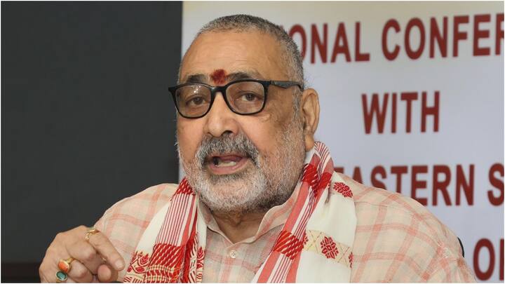 गिरिराज सिंह ने 'एक्स' पर एक वीडियो भी पोस्ट किया जिसमें उन्होंने लिखा, ''बेगूसराय में कई लोगों से बात की और उन्हें झटका मीट की दुकान खोलने के लिए प्रोत्साहित किया है.'' (फाइल फोटो)