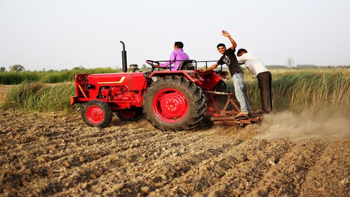 Summer Farming: દરેક ખેડૂત નફો મેળવવા માંગે છે. જેના માટે તે આખું વર્ષ મહેનત કરે છે. ખેડુતો આબોહવા મુજબ અમુક પાક શિયાળામાં અને અમુક પાક ઉનાળામાં લેવાનો પ્રયત્ન કરે છે અને મહત્તમ ઉપજ મેળવે છે.