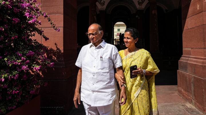 पवार ने कहा कि शाहू महाराज आमतौर पर राजनीतिक कार्यक्रमों से दूर रहते हैं, लेकिन वह सामाजिक कार्यक्रमों और कार्यक्रमों में सक्रिय रूप से भाग लेते रहे हैं.